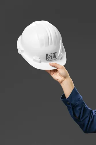 Casco de obra con el logo de ASIET
