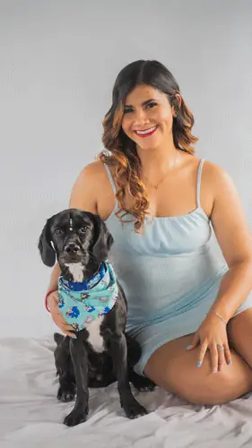 Mujer sentada en estudio junto a su perro