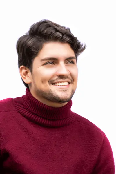 Retrato de hombre sonriente con suéter vinotinto