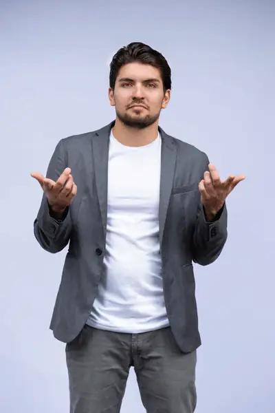 Retrato de cuerpo completo de hombre con blazer gris