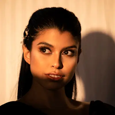 Retrato femenino con luz cálida y sombras