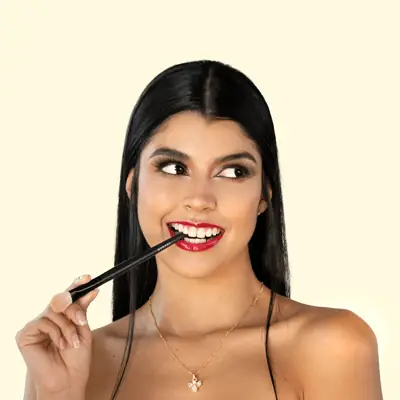 Retrato de mujer sonriente con lápiz en los labios
