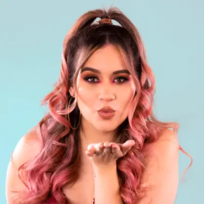 Mujer de cabello rosado lanzando un beso