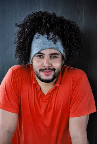 Hombre de cabello rizado con camiseta roja