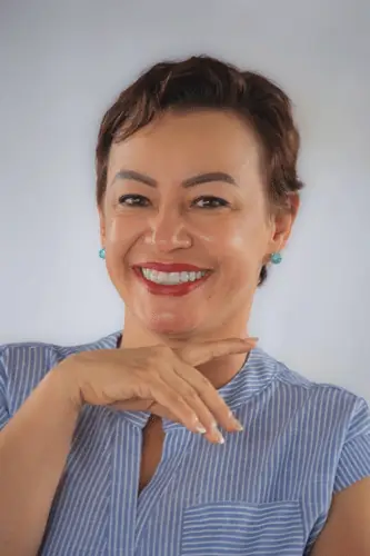 Retrato de mujer sonriente con blusa a rayas