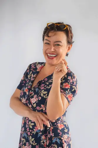 Mujer sonriente con vestido de flores