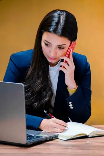 Retrato corporativo de mujer trabajando con portátil