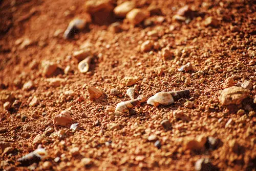 Tierra roja con pequeñas piedras