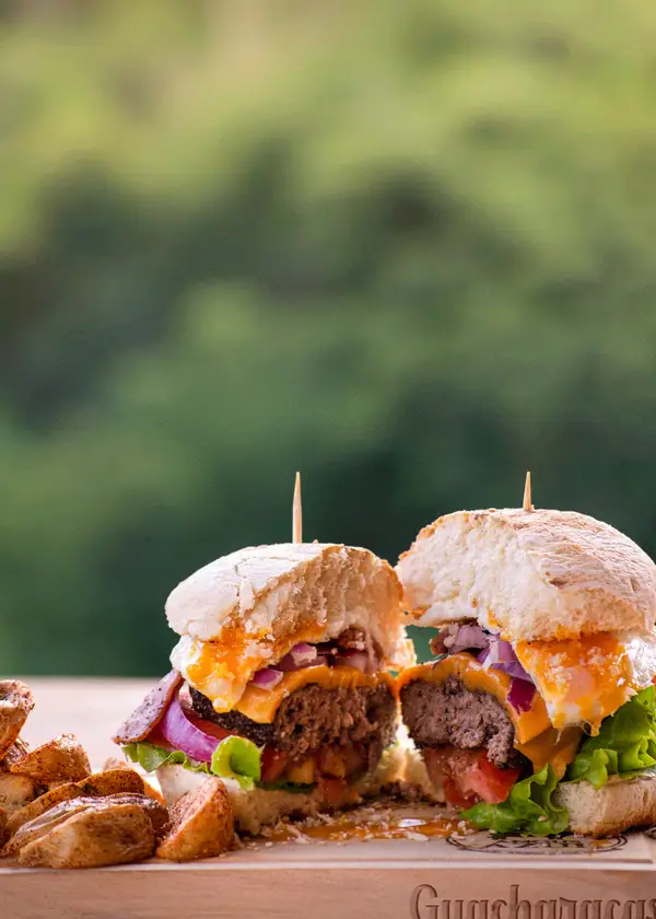 Hamburguesas dobles con papas en tabla de madera