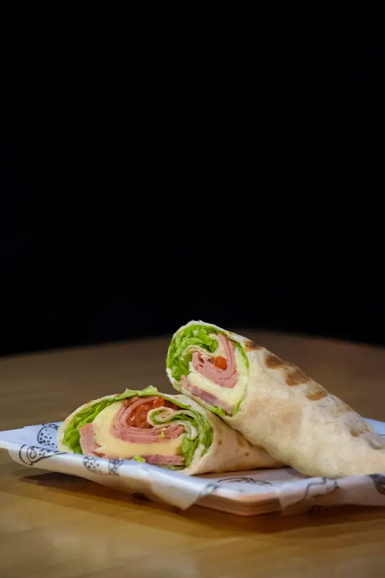 Wraps servidos sobre fondo oscuro