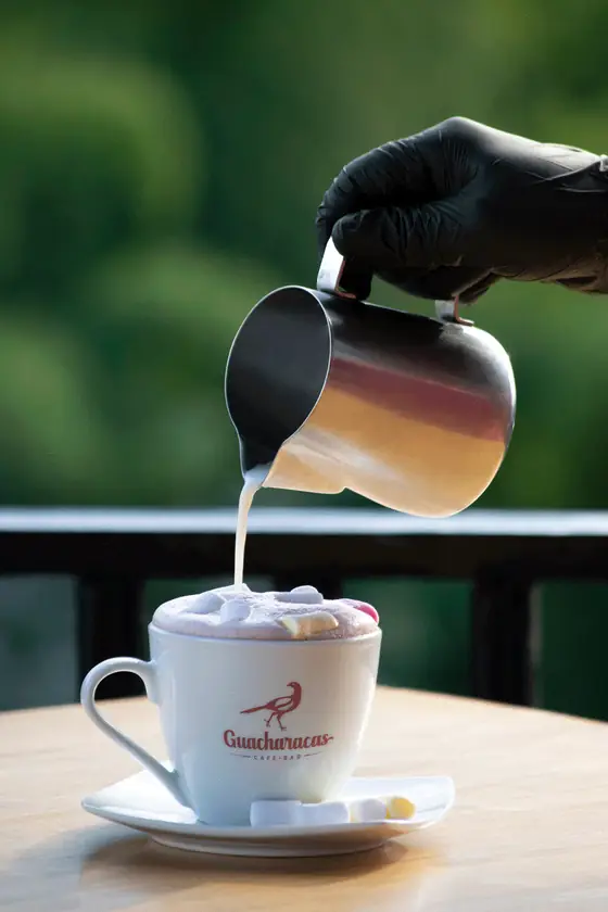 Fotografía de un barista sirviendo café, ya editada