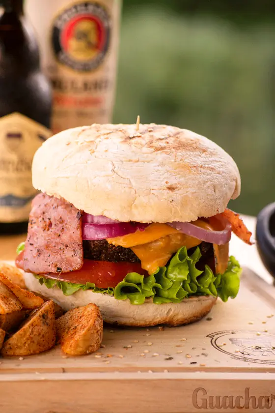 Hamburguesa con papas y cerveza artesanal